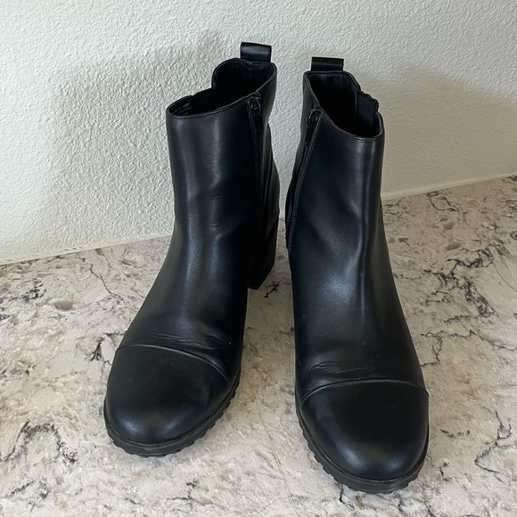 Gianni Bini Black Chelsea Ankle Boots - Picture 1 of 7